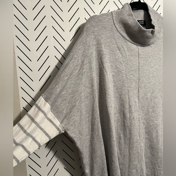 Jones New York Signature Gray Turtleneck with Striped Sleeves - Picture 4 of 11